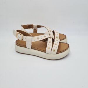 Inuovo sandalo platform Crema con borchiette
