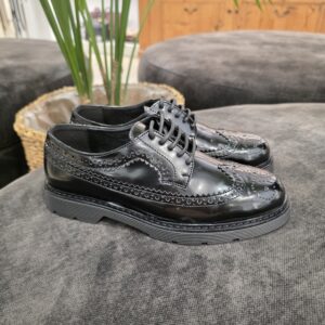 Scarpa allacciata coda di rondine