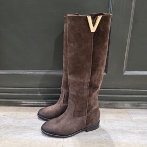 Stivale camoscio marrone con accessorio V