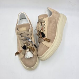 Meliné sneaker Zoe camoscio Cipria con nappine